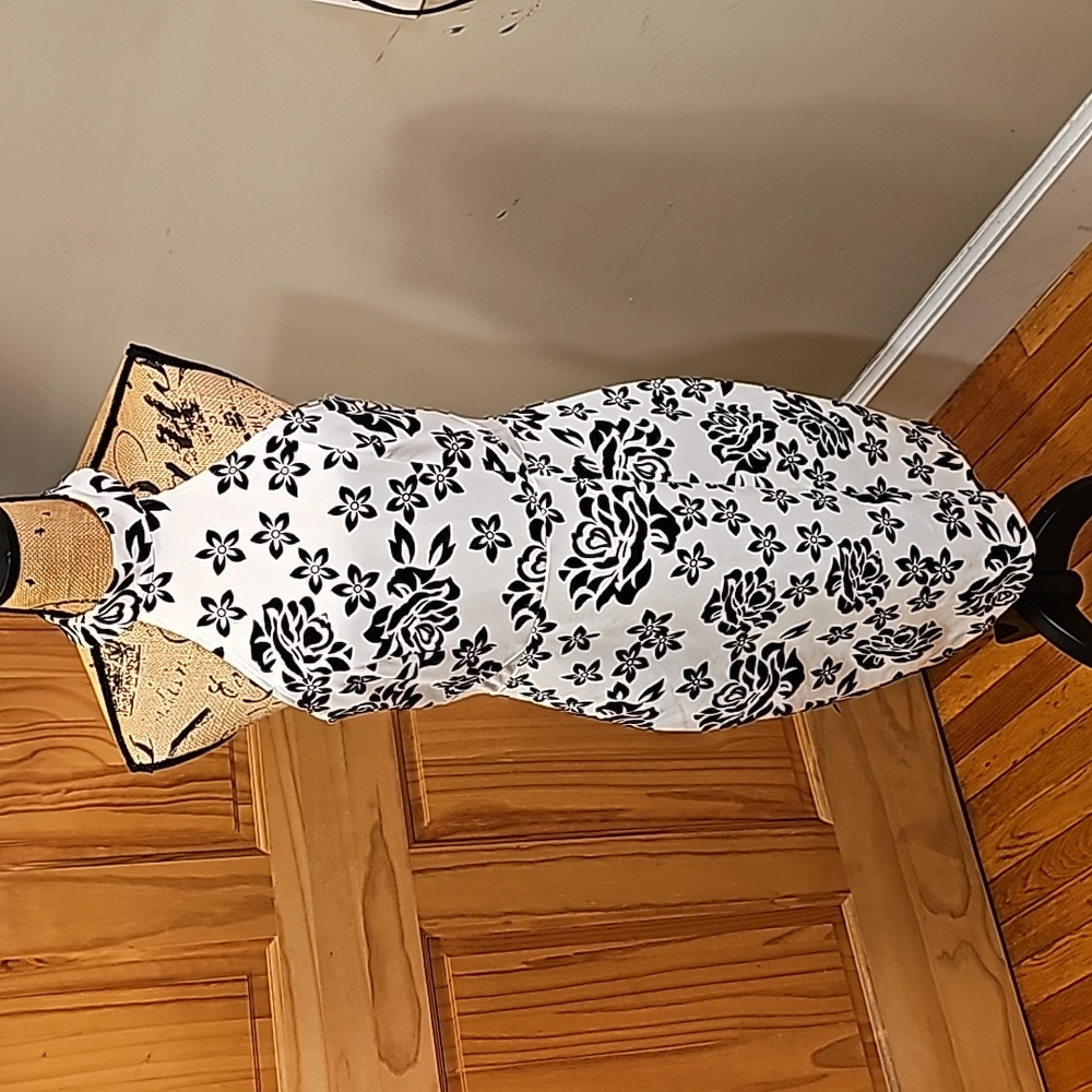 Size large my Michelle summer dress sleeveless new without tags black and white
